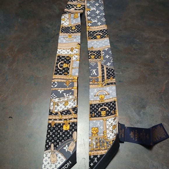 Authentic Louis Vuitton Monogram Black and Gold Scarf - Picture 4 of 11